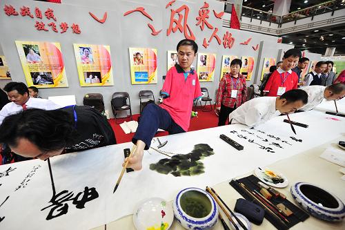 新疆残疾人"双创"基地布展完成 上百件残疾人艺术作品亮相展会